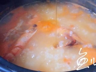 14、鲜虾干贝粥,熄火,放入芝麻油