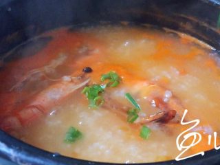 15、鲜虾干贝粥,放入葱碎搅匀即可
