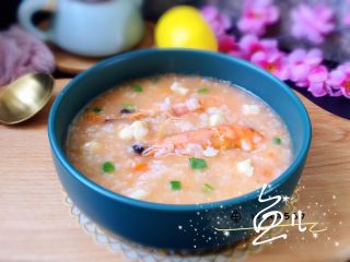 16、鲜虾干贝粥,装入碗中食用