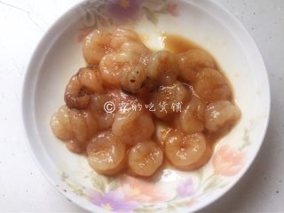 4、小龙虾鲜笋咸蛋黄烧卖,洗净后，加料酒、生抽，先腌制一会。