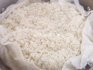 5、小龙虾鲜笋咸蛋黄烧卖,糯米提前浸泡一小时左右，然后上锅蒸熟。