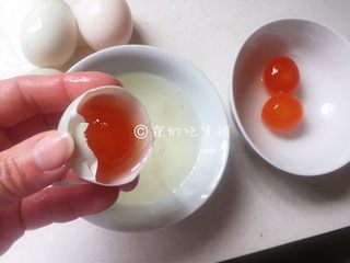 6、小龙虾鲜笋咸蛋黄烧卖,蒸糯米的时候，可以做下面的事：鲜的咸鸭蛋，去蛋白留蛋黄（我喜欢这种，嫌麻烦的可以直接买那种袋装的咸蛋黄。）