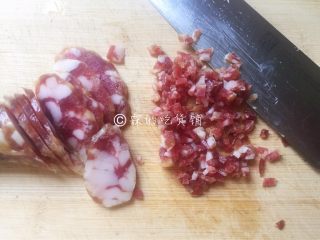 7、小龙虾鲜笋咸蛋黄烧卖,香肠切小小丁。
