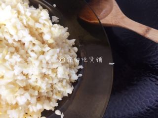 10、小龙虾鲜笋咸蛋黄烧卖,接着起油锅，把竹笋先倒入煸炒。