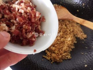 12、小龙虾鲜笋咸蛋黄烧卖,等笋差不多熟了，倒入香肠翻炒均匀。