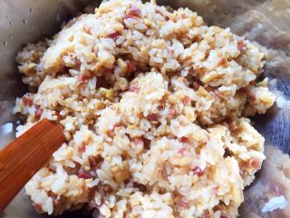 14、小龙虾鲜笋咸蛋黄烧卖,拌匀。