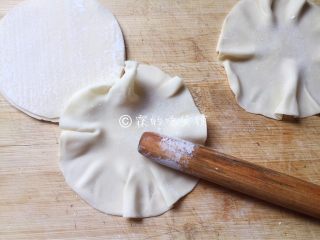 15、小龙虾鲜笋咸蛋黄烧卖,烧卖皮用擀面杖，把边上一圈擀薄，待会包出来的成品就会有漂亮的花边了。