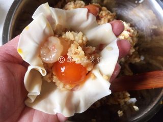 16、小龙虾鲜笋咸蛋黄烧卖,取一张烧卖皮，放上适量拌匀的糯米馅，再放上一个或半个咸蛋黄，小龙虾肉肉放几个，随你。