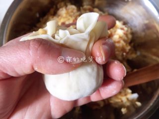 17、小龙虾鲜笋咸蛋黄烧卖,然后往上一收，就是拿手指这么围个圈，稍微捏紧点，就OK了。