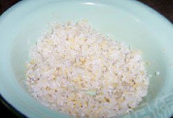 1、南瓜山药二米粥,把大米，小米洗净