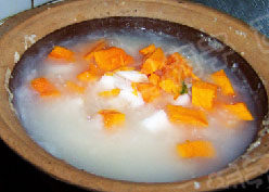 5、南瓜山药二米粥,加入南瓜和山药继续小火焖煮至10分钟