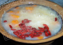 6、南瓜山药二米粥,加入枸杞，关火盖盖子用余温焖煮片刻即可