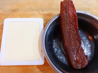 1、腊肉蒸豆腐卧蛋,准备一块嫩豆腐和腊肉备用