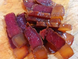 2、腊肉蒸豆腐卧蛋,腊肉处理好切成片状