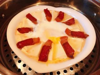 6、腊肉蒸豆腐卧蛋,蒸好的腊肉豆腐鸡蛋满屋飘香