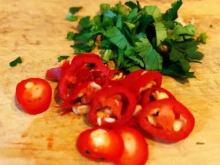 8、腊肉蒸豆腐卧蛋,香菜和小红辣椒切成粒状