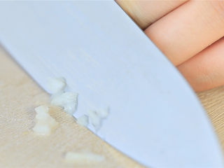 5、健脾开胃猪肉粥,捞出后叶梗分开，菜梗斜切，菜叶剁碎。