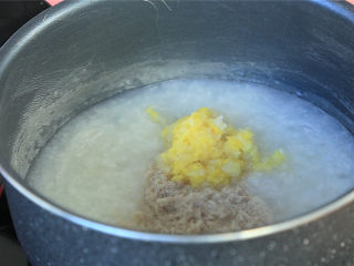 8、健脾开胃猪肉粥,放入辅食机搅打成肉沫。