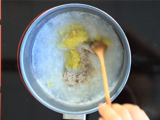 9、健脾开胃猪肉粥,搅拌均匀，煮2分钟。