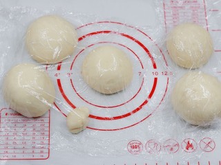 2、云朵馒头,然后运用手掌厚的地方把面团搓开，反复揉至光亮，分成几个小团，覆盖保鲜膜，等待发酵