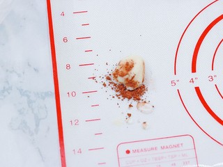 4、云朵馒头,取一小份剩余的面团（约2克），加入适量可可粉以及适量牛奶，搓揉均匀