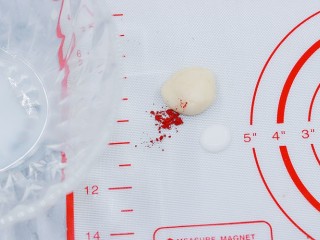 5、云朵馒头,边调边观察颜色，颜色浅可以再加入可可粉，做出棕色面团。加入一点点红曲粉，用同样方法做出粉红色面团
