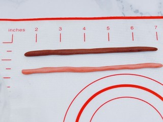 6、云朵馒头,调整好之后，把棕色和粉色搓成条状