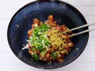 7、翡翠白玉生煎包,先加入鸡精，料酒、生抽、豆瓣酱、花椒粉搅拌均匀后加入切碎的葱姜末。