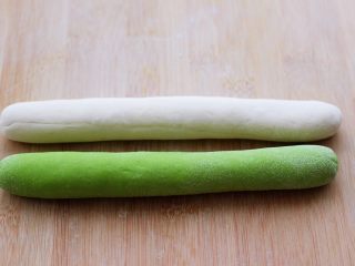 11、翡翠白玉生煎包,把揉好的两个面团搓成长条。