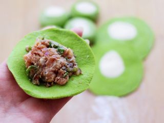 16、翡翠白玉生煎包,擀好的面皮加入调制好的馅料。