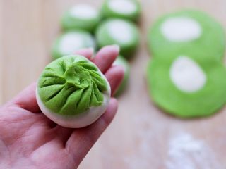 17、翡翠白玉生煎包,捏褶子收口，包成圆形的包子即可。