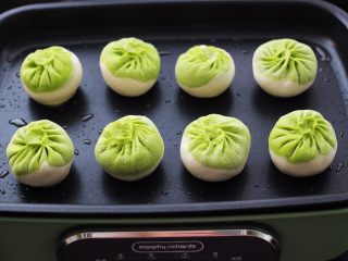 19、翡翠白玉生煎包,锅中用刷子蘸少许食用油，涂抹一下锅底，锅热后放入包子。