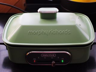 21、翡翠白玉生煎包,盖上锅盖中火，用中火慢慢煎制。