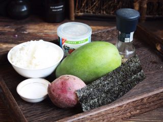 1、高颜值炫彩 紫薯芒果奶香饭团,准备好食材。