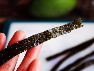 2、高颜值炫彩 紫薯芒果奶香饭团,将寿司海苔剪成细条。