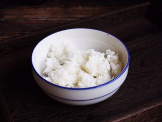 7、高颜值炫彩 紫薯芒果奶香饭团,将米饭放入容器里。