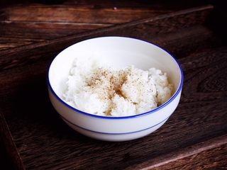 8、高颜值炫彩 紫薯芒果奶香饭团,放入少许的盐、少许的黑胡椒碎。