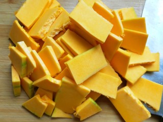 2、芝香南瓜饼,南瓜去皮切片。