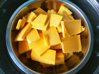 3、芝香南瓜饼,上锅蒸熟。