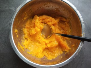 5、芝香南瓜饼,用勺压成南瓜泥。