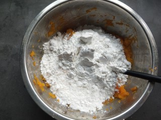 6、芝香南瓜饼,加入适量糯米粉。