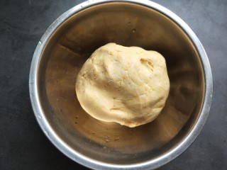 7、芝香南瓜饼,揉成糯米团。