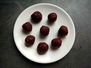 9、芝香南瓜饼,豆沙也分成大小均等的小剂子。