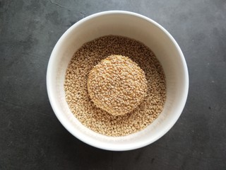 11、芝香南瓜饼,在芝麻中打个滚。