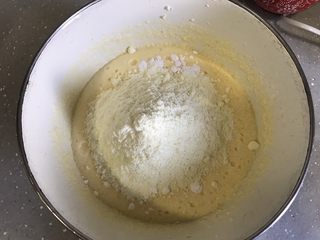 8、奶黄冰皮月饼,加入澄粉和奶粉
