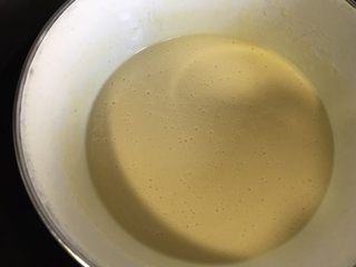 10、奶黄冰皮月饼,放入锅里隔水加热，继续用手抽搅拌，黄油融化后油水分离的状况就消失了。