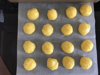 14、奶黄冰皮月饼,奶黄馅同样分成25克一个，揉圆