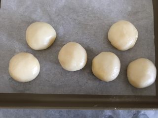 16、奶黄冰皮月饼,包好的月饼滚一圈糕粉，用月饼模具压出花纹