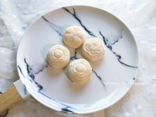 18、奶黄冰皮月饼,成品图