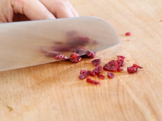 2、山药鸡蛋糕,先将蔓越莓干切碎